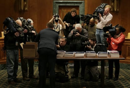 Los medios de comunicación fotografían la propuesta de presupuestos para el año 2015, del presidente de los Estados Unidos, Barack Obama, después de ser entregado a la Comisión de Presupuestos del Senado en el Capitolio en Washington.