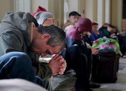 Decenas de personas esperan para coger un tren a Ucrania en la estación de Przemysl (Polonia) para combatir o reunirse con sus familias.