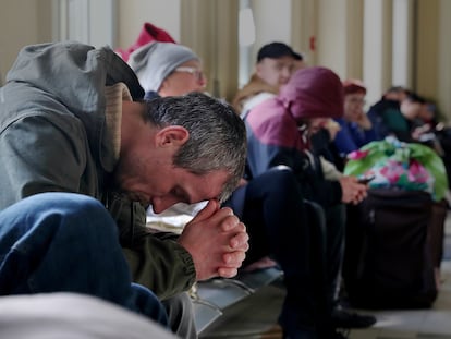 Decenas de personas esperan para coger un tren a Ucrania en la estación de Przemysl (Polonia) para combatir o reunirse con sus familias.