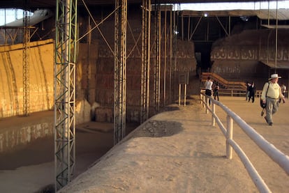 El recorrido desemboca en el impresionante patio central, donde se puede apreciar sobre el terreno el 'crecimiento' de las pirámides mochicas: cómo eran recubiertas cada cien años con nuevos mantos (fases) de adobe, ahora perfectamente visibles, y que oscilan entre los 1.200 y 1.800 años de antigüedad. Cada nueva fase de la pirámide era ricamente decorada con pinturas murales de vivos colores, que recogían desde las clásicas cadenas de prisioneros y representaciones del dios Ai Apaec, hasta la particular visión del cosmos del pueblo moche.