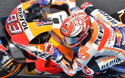 Márquez, en Phillip Island, con los guantes de Doohan.