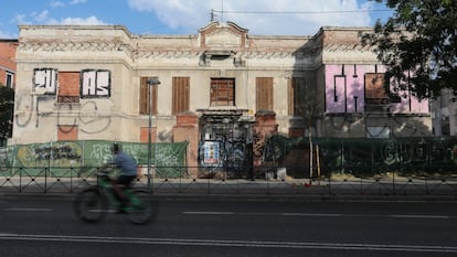 Edificio de la antigua Fundación Goicoechea e Isusi, en la calle General Ricardos de Carabanchel.