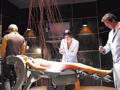<b>"Tranquila, muñeca": uno de los títeres de <i>Dollhouse</i> se somete a la ITV para afrontar una misión.</b>