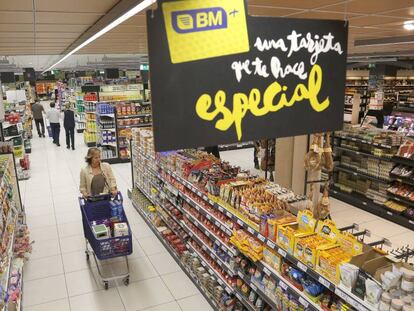 Interior de un supermercado BM, que distribuye los productos de Uvesco.