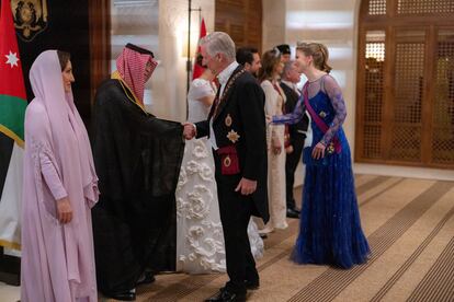 El empresario Jalid Al Saif y su esposa, Azza bint Nayef, padres de la novia, saludan a la princesa heredera Isabel de Bélgica, que acudió a la cita acompañada de su padre, el rey Felipe de Bélgica. Ella también optó por un vestido lleno de lentejuelas y transparencias para la gran fiesta de la boda real.