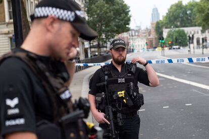 Varios policías desplegados cerca del Parlamento británico en Londres (Reino Unido).