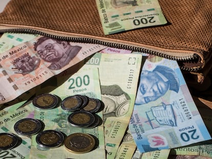 Pesos mexicanos en una fotografía ilustrativa.