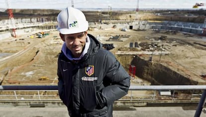 Diego Costa, durante la visita a las obras de La Peineta. 