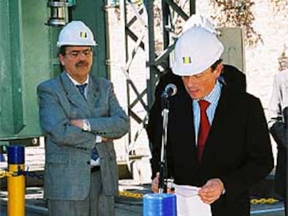 José María Hidalgo (centro), <i>country manager</i> de Endesa en Argentina. A su derecha, el ministro Julio de Vido.
