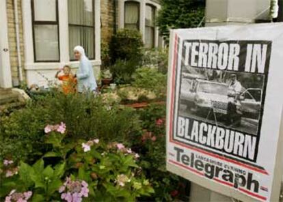 Carteles como el de la imagen dan cuenta de la redada antiterrorista en Blackburn, en el norte de Inglaterra.