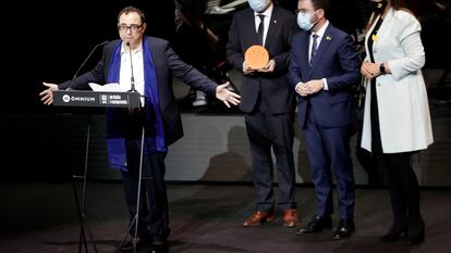 El dramaturgo y director teatral Sergi Belbel recibe el premio de Sant Jordi.