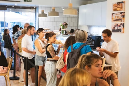 Las colas para comprar en el local abierto en L'Eixample son habituales los fines de semana. 