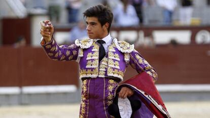 El novillero venezolano J. E. Colombo saluda con la oreja que cort&oacute; a su segundo toro.