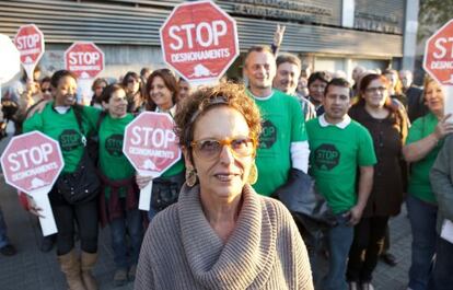 Raquel Rolnik, ayer junto a activistas de la PAH.