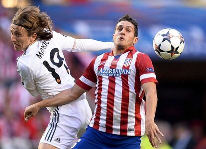 Luka Modric (esq.) e Koke (dir.) disputam uma bola na final da Copa da Europa.