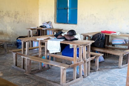 Una alumna descansa durante la pausa para la comida de la escuela primaria Runyu.