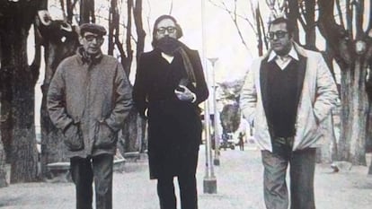 Miguel Delibes, Francisco Umbral y Manu Leguineche (de izquierda a derecha), en Madrid.