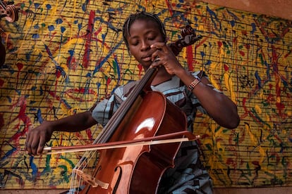 Sadia, de 16 años, empezó tocando el ukulélé, luego el violín y ahora el chelo. Resulta muy excepcional encontrar un chelo en Burkina, como pasa con el violín. “En nuestra orquesta, nueve niños y niñas entre 12 y 16 años han aprendido a tocar el chelo y esto enriquece los sonidos del violín, el ukulele, la guitarra, el bajo, la percusión africana y el balafón", explica Behrens. Actualmente, hay 6 alumnos y alumnas de violonchelo en tres niveles diferentes. La alumna más experimentada, Amsétou, da clases a los que empiezan.
Uno de los grandes retos de la escuela es la conservación y mantenimiento de los instrumentos. El clima de Burkina Faso se caracteriza por dos estaciones, una seca en la que se pueden alcanzar temperaturas de hasta 47 grados, y otra húmeda, con abundantes lluvias durante meses, que provocan a menudo inundaciones. Durante la época seca, además, sopla el harmattan, viento del Sahara que transporta arena del desierto. Estos cambios extremos de temperatura afectan a los instrumentos de madera, la humedad tiene efectos negativos en las piezas de cuero y la arena del desierto se introduce en el mecanismo de los pianos eléctricos, produciendo daños.