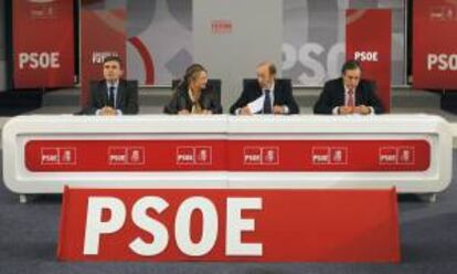 El secretario general del PSOE, Alfredo Pérez Rubalcaba (2d), junto al portavoz económico del PSOE, Valeriano Gómez (d), preside un encuentro con expertos en lucha contra el fraude fiscal, a los que va a presentar las medidas antifraude que el PSOE llevará a la Conferencia Política de noviembre, hoy en la sede del partido, en la calle Ferraz de Madrid.