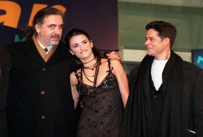 <b>1999. </b>Ganó 'La niña de tus ojos', de Trueba, en una gala marcada por la baja de José Luis Garci como miembro de la Academia, cuando su película 'El abuelo' contaba con 13 candidaturas. Una denuncia anónima acusó a la productora de Garci de compra de votos, denuncia que nunca se ratificó. En la foto, Fernando Trueba abraza a Penélope Cruz, junto a Jorge Sanz, a su llegada a la gala.