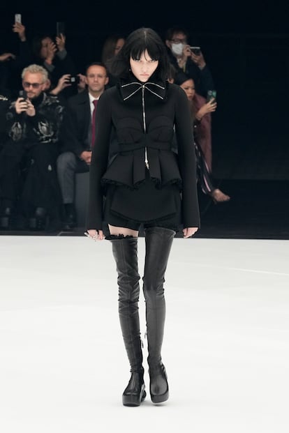 Una modelo desfila para Givenchy en la presentación de su colección primavera/verano 2022 en Nanterre, durante la semana de la moda de París.