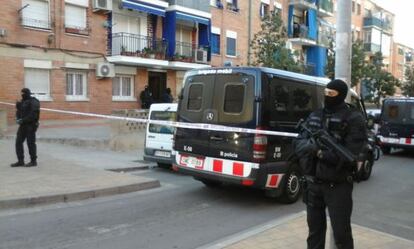 Els Mossos davant d&#039;un dels pisos escorcollats a Terrassa.