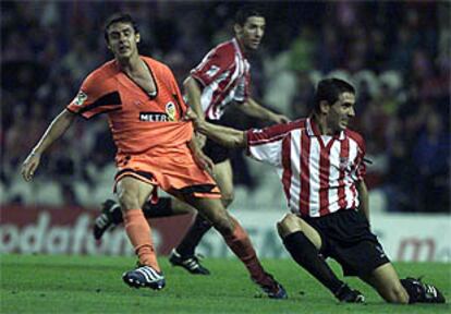 Óscar Vales agarra de la camiseta a Aimar.