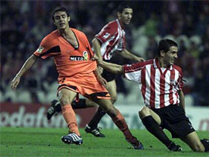 Óscar Vales agarra de la camiseta a Aimar.