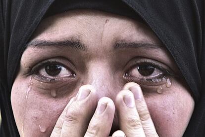 La hermana de la niña de 10 años, Audi Naser, llora la muerte de la pequeña durante su funeral en Beit Hanoun al norte de la Franja de Gaza, después de que falleciera en uno de los ataques israelíes.