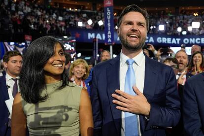 El senador J. D. Vance y su mujer, Usha Chilukuri Vance, este lunes en la convención republicana.