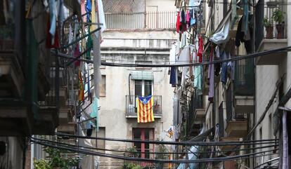 Banderas en las casas de una calle de Barcelona, el día antes de la consulta independentista.