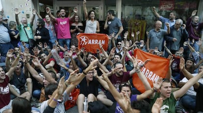 Simpatitzants de la CUP concentrats davant de la seu central de la formació a Barcelona.