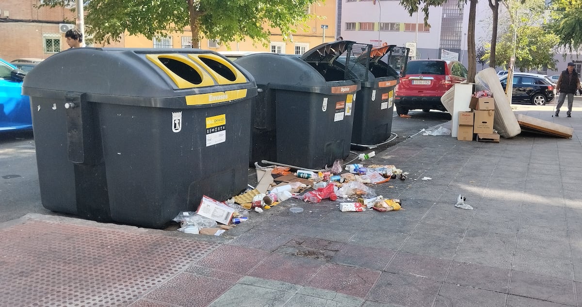 Los barrios más humildes de San Blas se rebelan contra Almeida por su gestión de la basura: “Nuestras calles están inundadas de porquería”