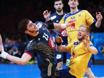 Fabregas, con el balón, en el partido de cuartos contra Suecia en el Mundial de Balonmano de la anterior edición.