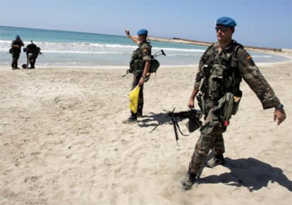 Soldados españoles preparan en la playa de Tiro, al sur de Beirut, la llegada de 560 militares mañana por la mañana.
