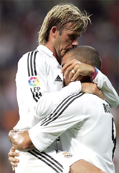 David Beckham felicita a Roberto Carlos tras marcar un gol.