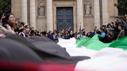 Estudiantes protestan en una universidad en París, el 26 de abril. 