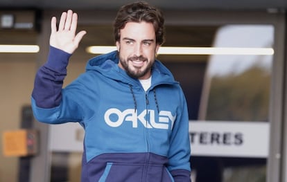 Fernando Alonso sortint de l'hospital.