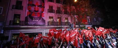 Sede del PSOE, en la madrileña calle Ferraz, durante la noche electoral.