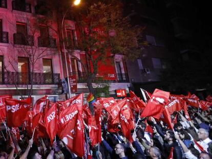 Sede del PSOE, en la madrileña calle Ferraz, durante la noche electoral.