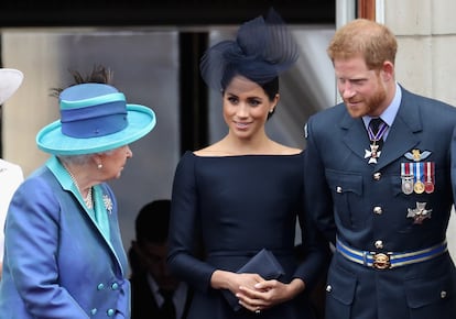 O príncipe Harry da Inglaterra e Meghan Markle contemplam, junto à rainha Elizabeth II, um desfile aéreo no palácio de Buckingham, em 10 de julho de 2018.