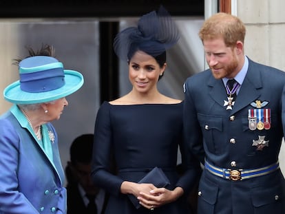 O príncipe Harry da Inglaterra e Meghan Markle contemplam, junto à rainha Elizabeth II, um desfile aéreo no palácio de Buckingham, em 10 de julho de 2018.