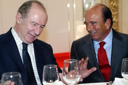 Rodrigo Rato, exministro de Economía y expresidente de Bankia, junto con Emilio Botín.