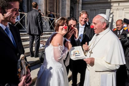 El Papa Francisco se puso una nariz roja para homenajear a una pareja de recién casados, miembros de una ONG que utiliza payasos para animar a niños enfermos de cáncer, 6 de noviembre de 2013.