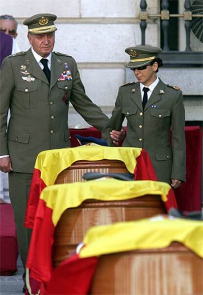 El Rey toma del brazo a la sargento Pérez el 20 de agosto de 2005.