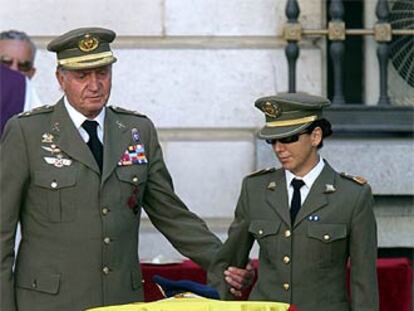 El Rey toma del brazo a la sargento Pérez el 20 de agosto de 2005.