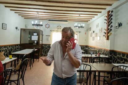 Antonio González (62 años), alcalde de Cedillo, atiende la llamada de un vecino que le alerta de un incendio en las inmediaciones del pueblo.