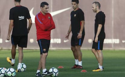 Valverde, entre Busquets, Su&aacute;rez e Iniesta.