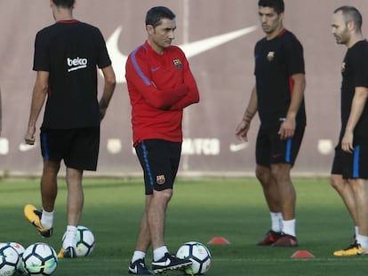 Valverde, entre Busquets, Su&aacute;rez e Iniesta.