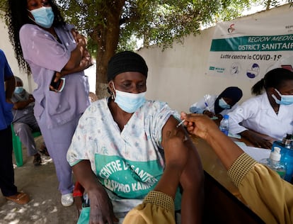 Una sanitaria recibe una dosis de la vacuna contra la covid-19 en Dakar (Senegal) este miércoles.